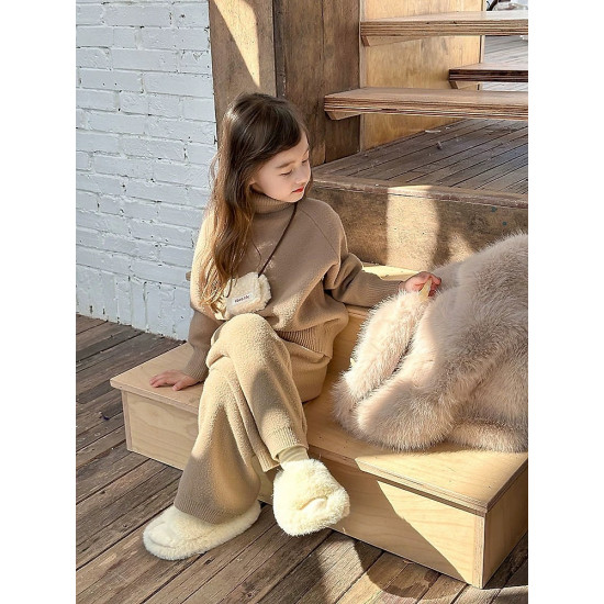 طقم صوف باللون البني مع فست فرو ببج 