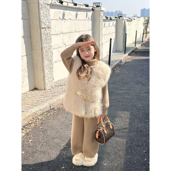 طقم صوف باللون البني مع فست فرو ببج 