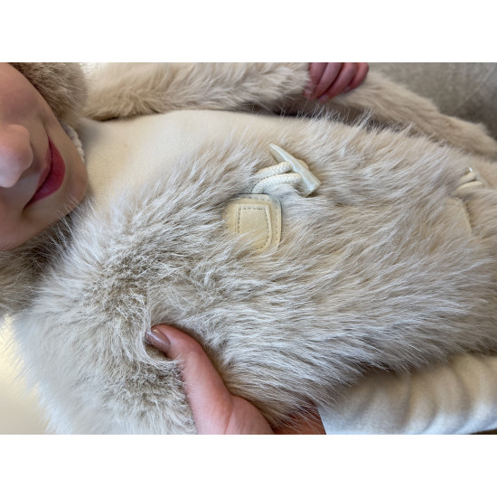 طقم صوف باللون البني مع فست فرو ببج 