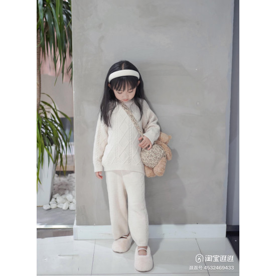 طقم صوف تريكو  لون بيج مع فست نفخ لون بني 