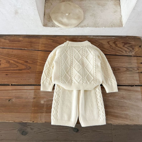 طقم صوف تريكو  لون بيج مع فست نفخ لون بني 