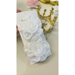 قطعتان ورد لون ابيض
